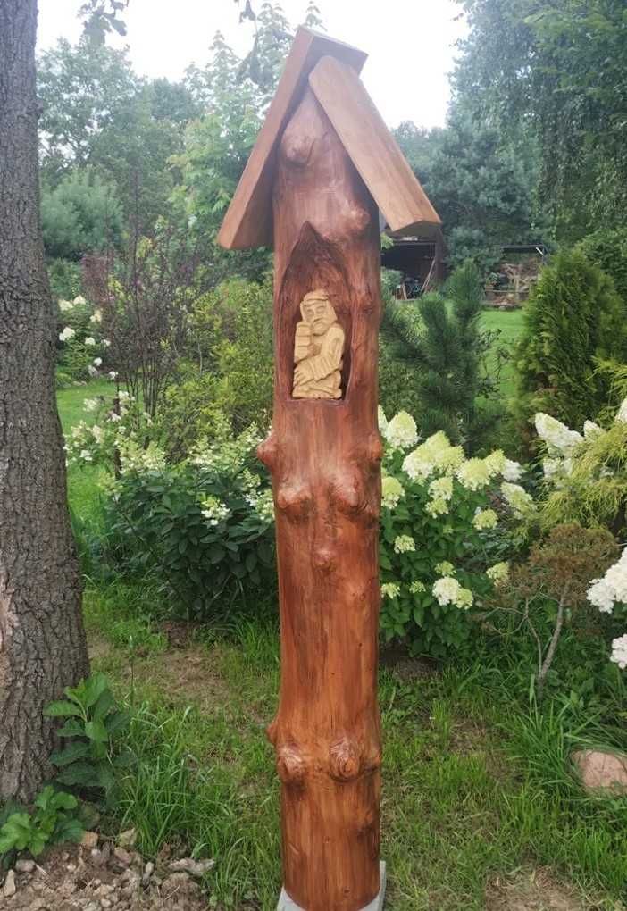Duża kapliczka z drewna świątek