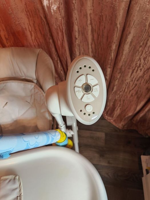 Стільчик-гойдалка "CARRELLO Triumph"/Пеленатор chicco