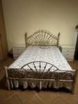 Cama antiga em ferro e mesinhas
