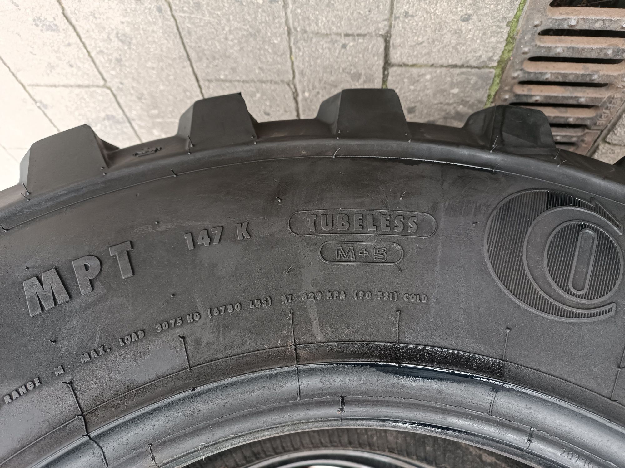 335/80R20 Continental MPT 81