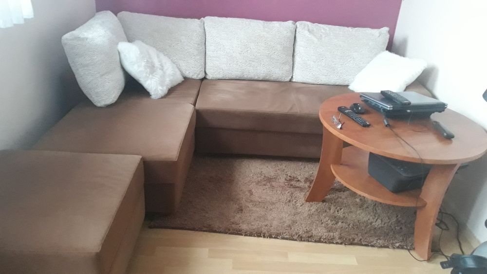 Narożnik z funkcją spania oraz pufa