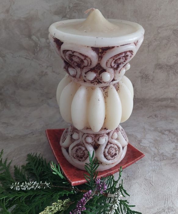 Retro, duża świeca, ładnie profilowana. Zdobiona wypukłymi ozdobami