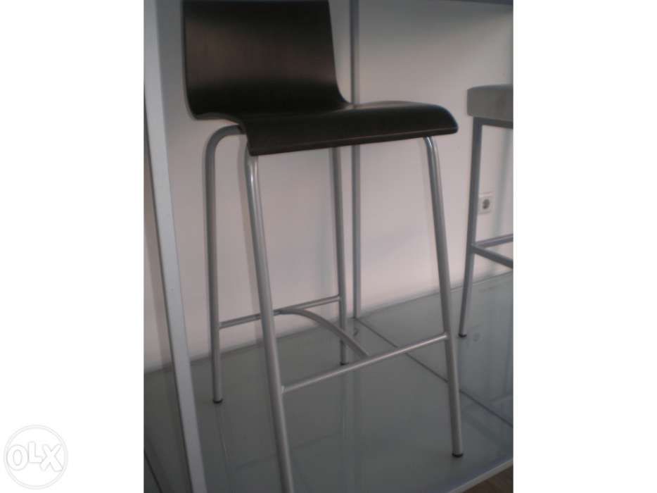 Banco de bar alto “Novo”.