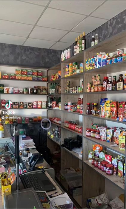 В продажі меблі.