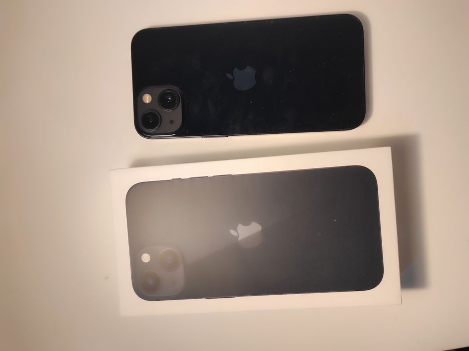 iPhone 13, de cor preto/azul escuro