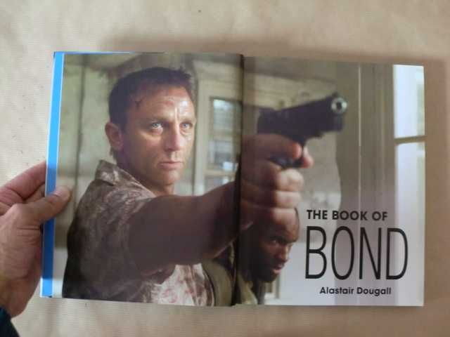 007 - The Book of BOND
de Alaistair Dougall