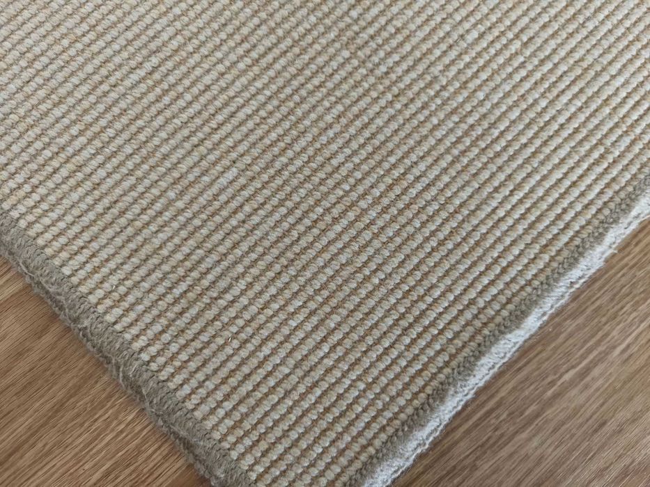 Carpete usada,  com 1,60 m por 1,40 m .