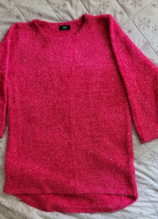 Sweter z cekinami.