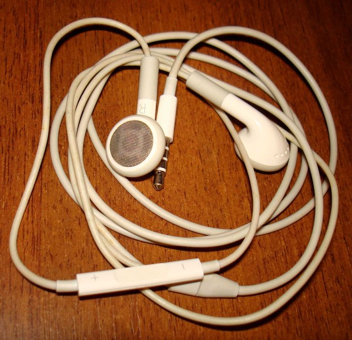 Наушники (гарнитура) от iphone 3,5 мм.