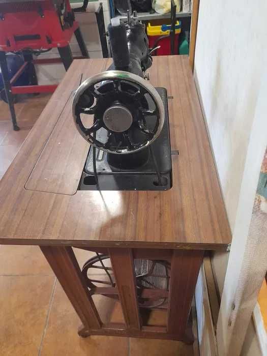 Maquina de costura Singer antiga