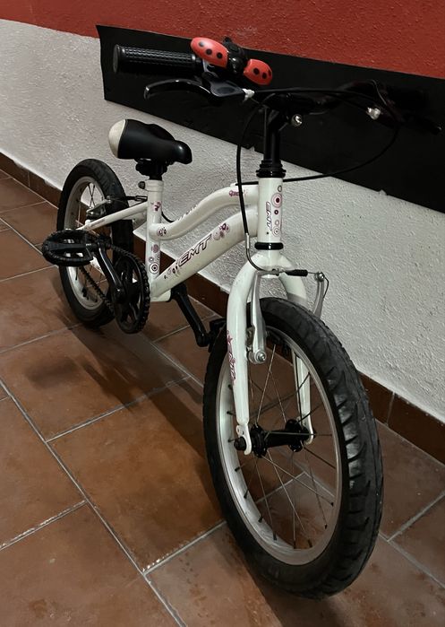 Bicicleta criança menina. Roda 16