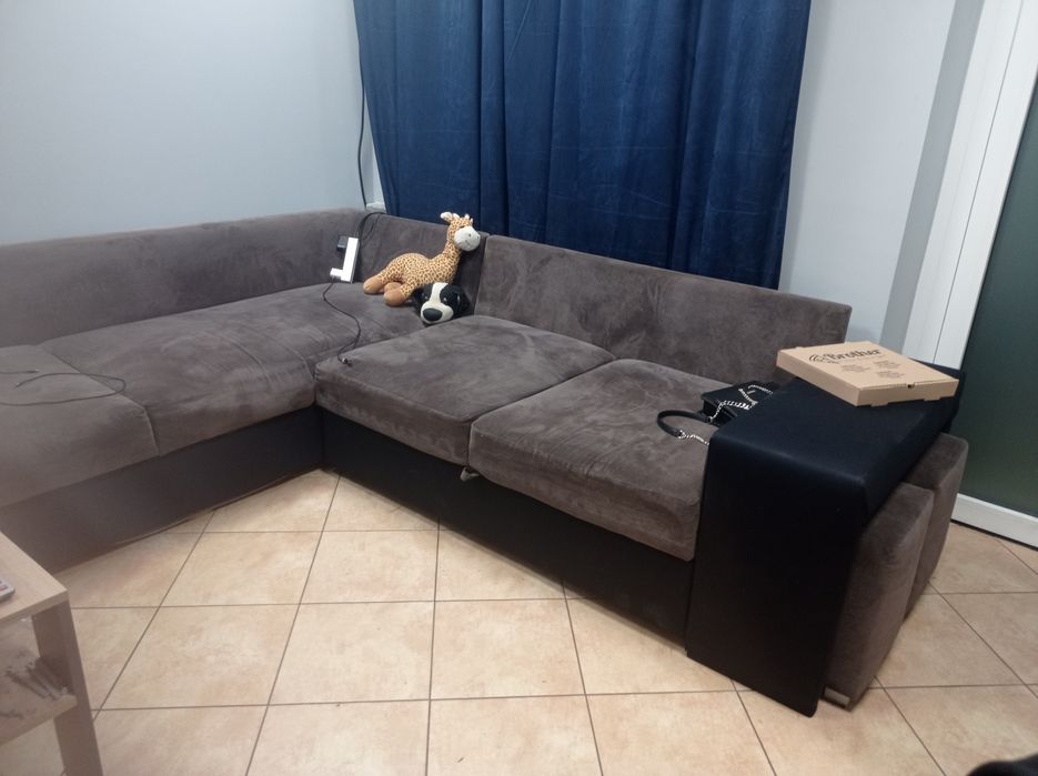 Kanapa z dwoma pufami ukrytym w boczku