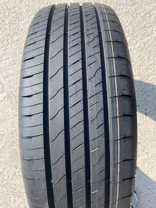 215/65/16 Goodyear Efficient Grip 2  2024