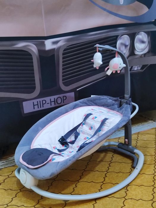 Шезлонг - качалка від народження