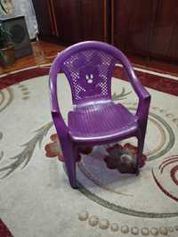 Крісло для дітей пластмасове у доброму стані