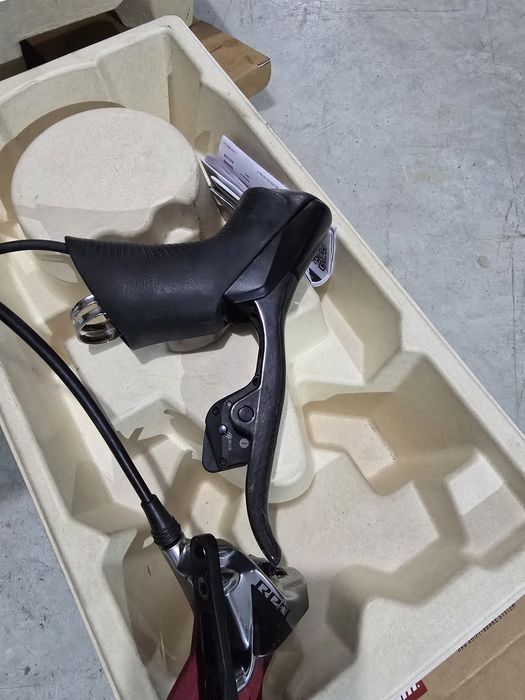 Manetes Sram Red Axs 12v, com tubos hidráulicos e pinças de travão