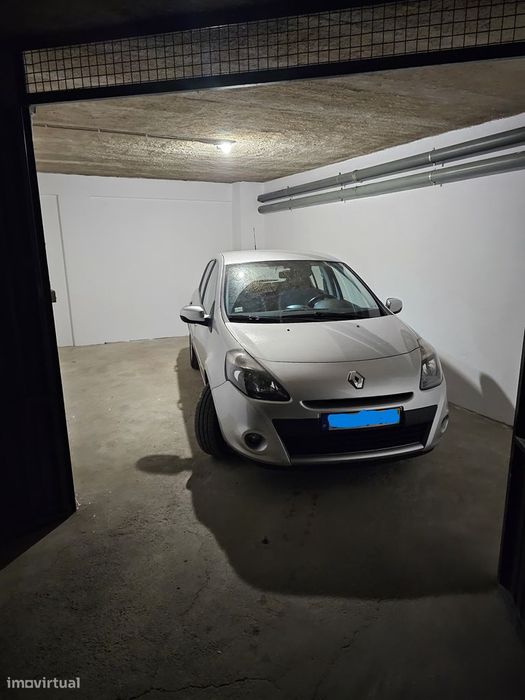 Arrenda-se garagem fechada bastante espaçosa, acesso fácil