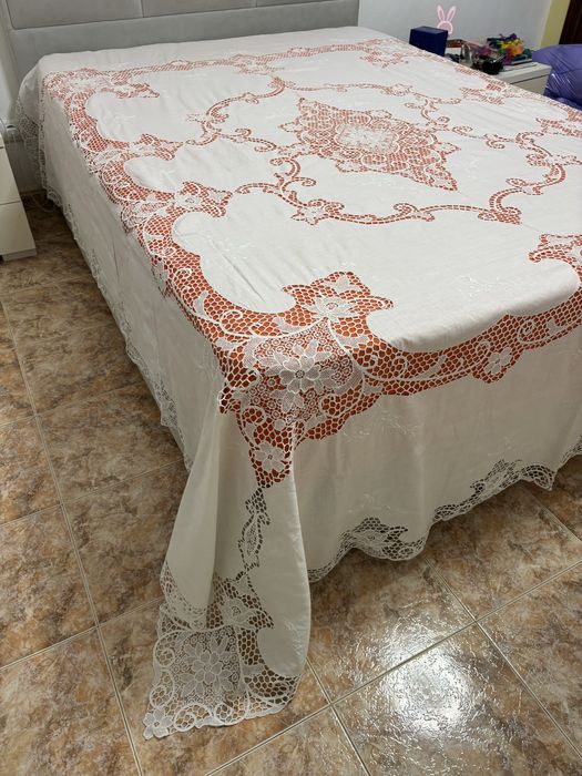 Colcha de linho com bordado de burano