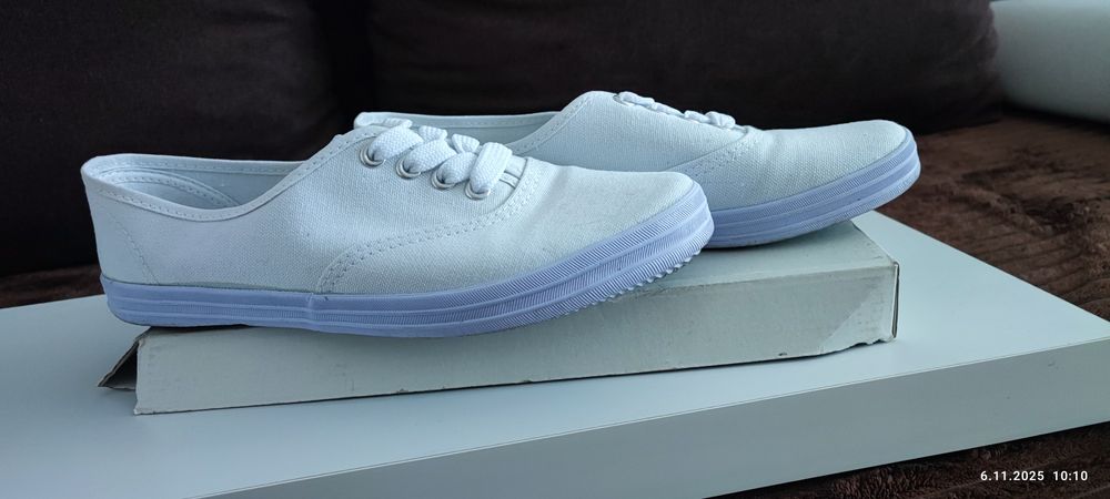 Białe trampki r. 39