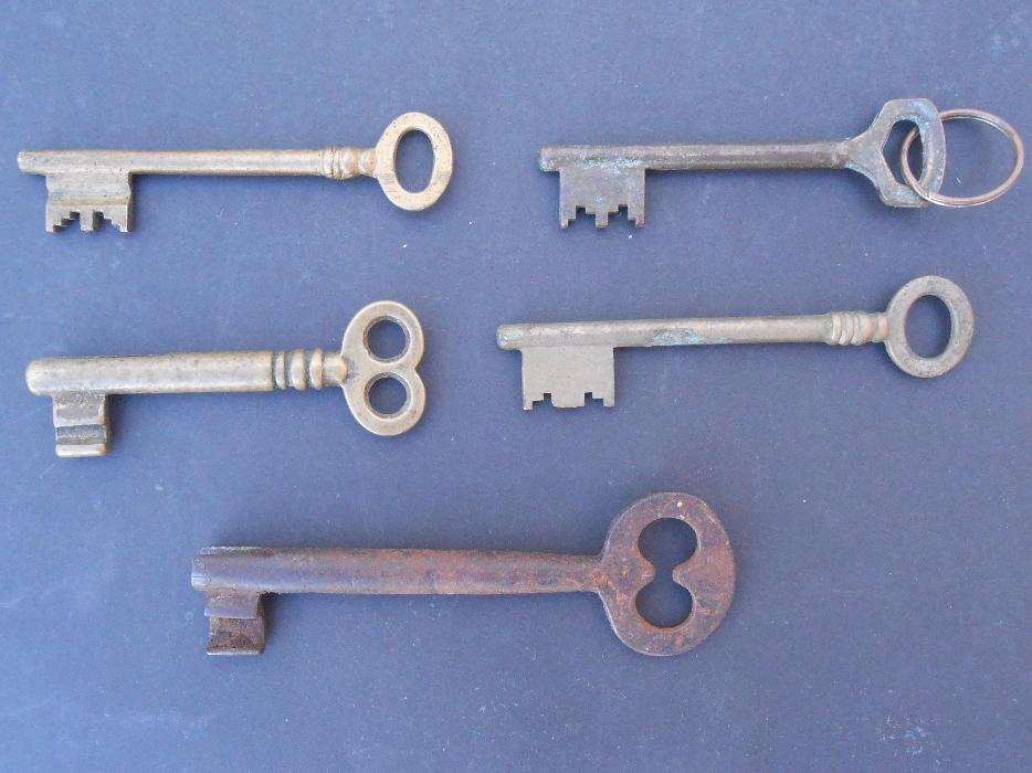 Conjunto de antigas chaves em latão e ferro