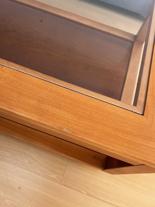 Mesa de centro com tampo de vidro