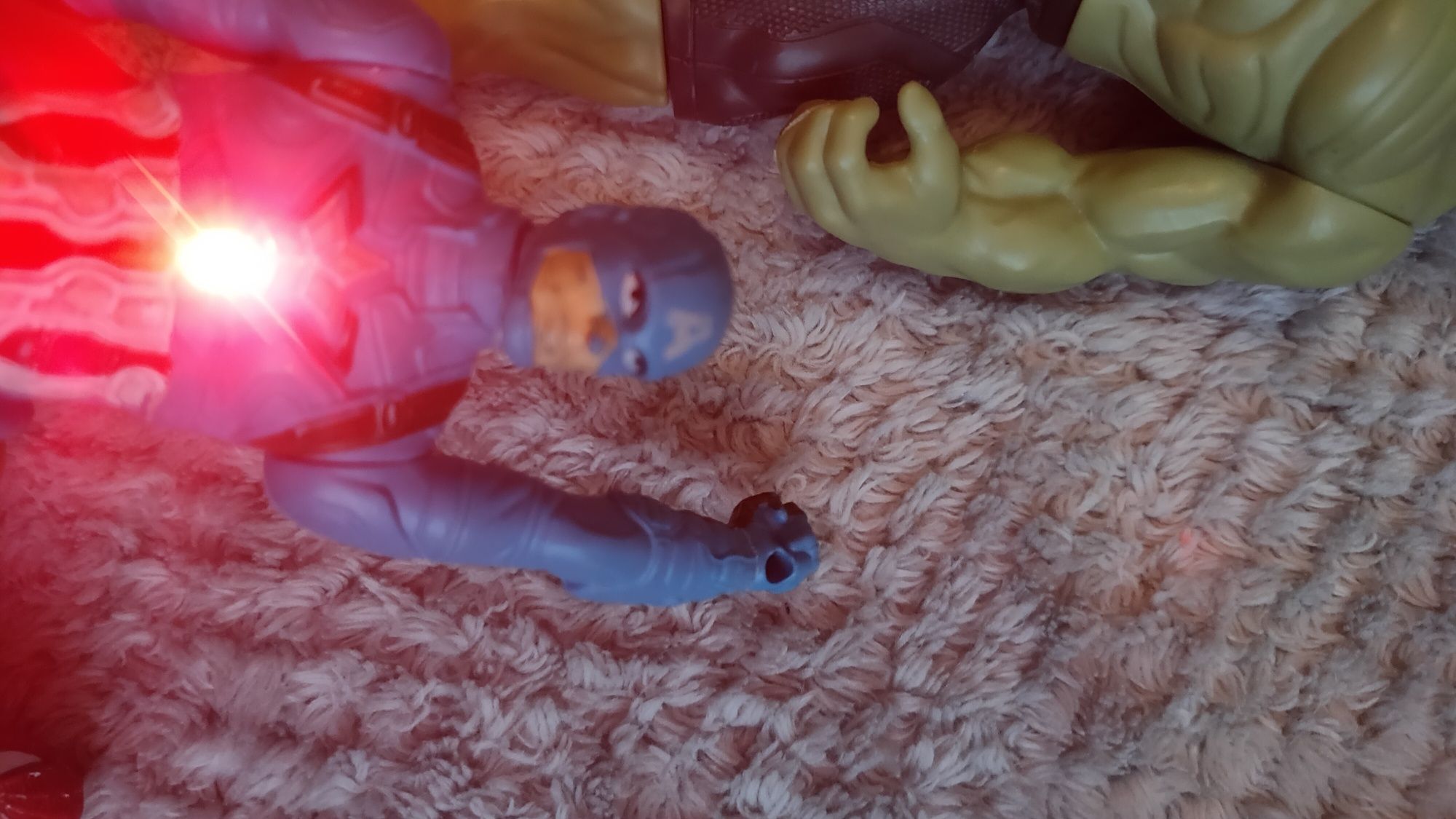 Zestaw figurek świecących Hulk Spiderman Thanos Kapitan
