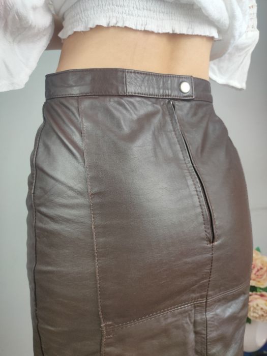 Skórzana brązowa prosta spódnica do kolan porządnie wykonana ze skóry