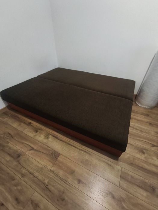 Dwa tapczany jednoosobowe z pojemnikiem na pościel