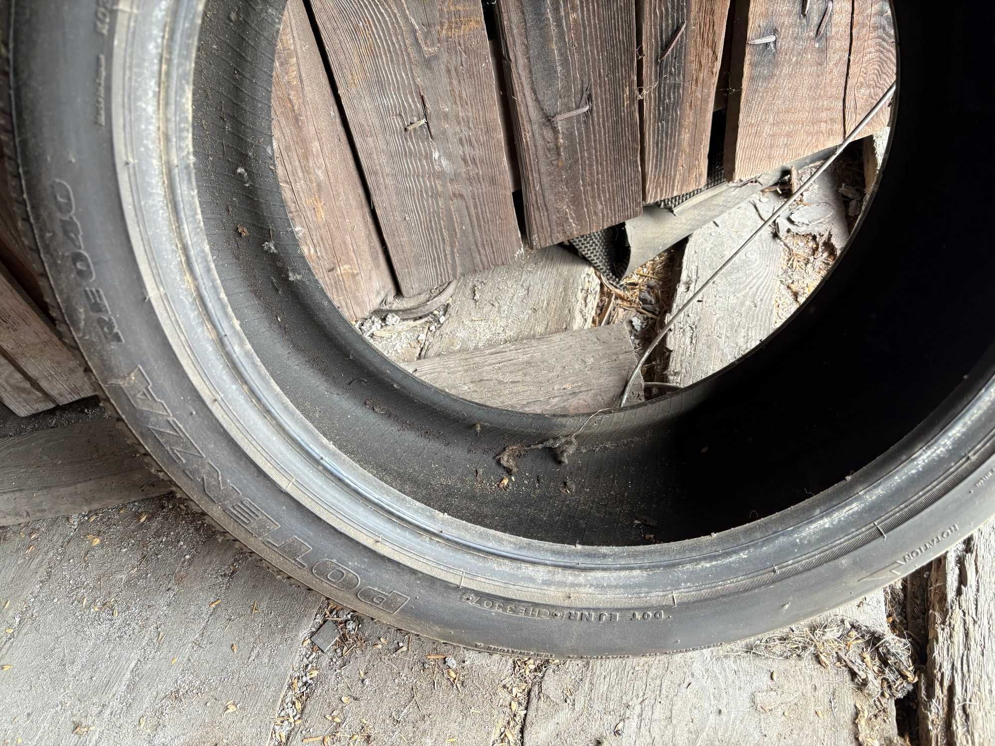 Opona pojedyncza Bridgestone Potenza RE040 255/40/19 8mm