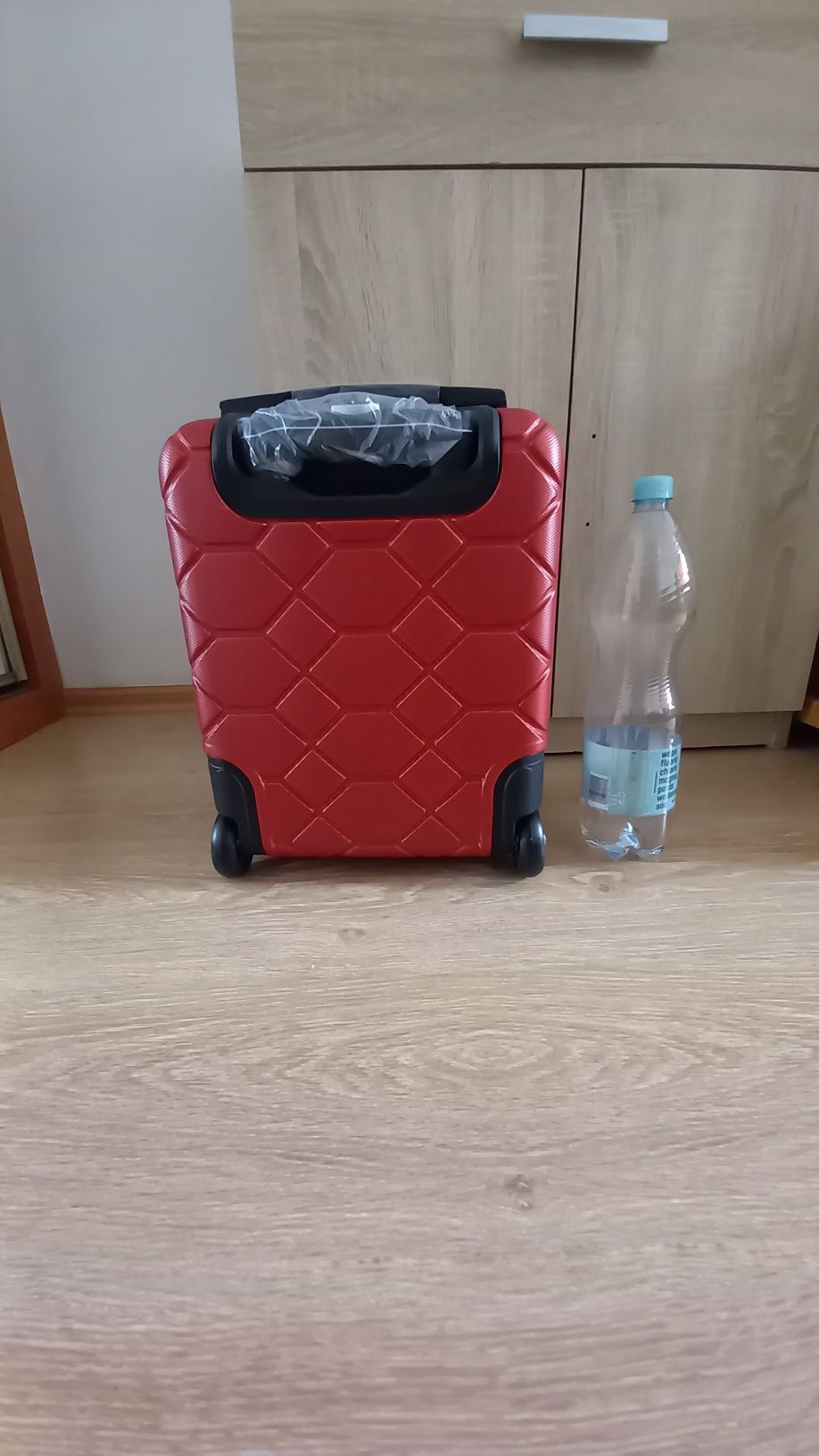 mała walizka na kółkach
