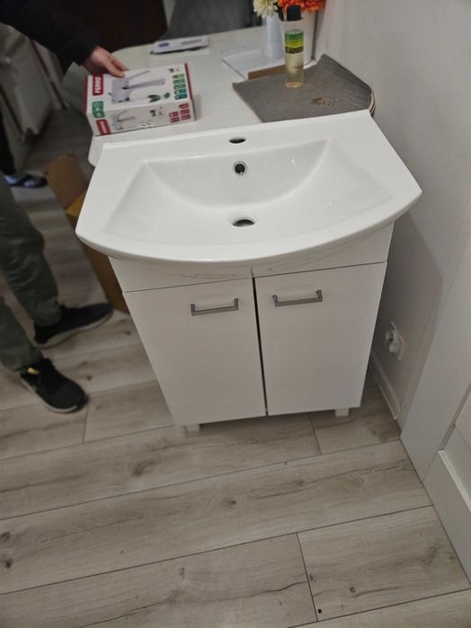 Szafka z umywalką 60cm, bateria