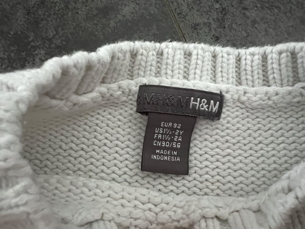 Biały zimowy sweterek chlopięcy H&M r. 92