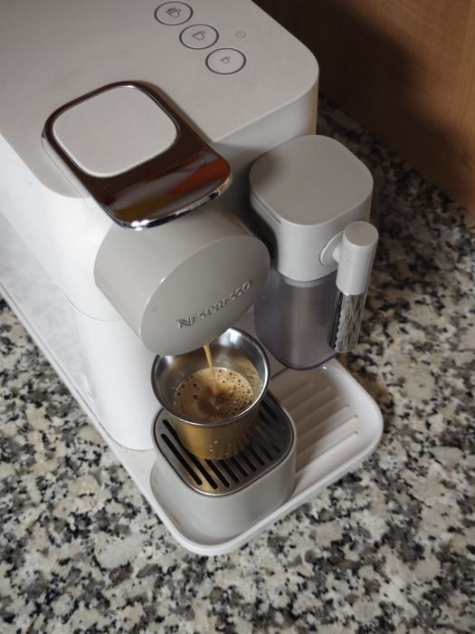 Máquina de Café DELONGHI Nespresso Lattissima One Evo (usada)