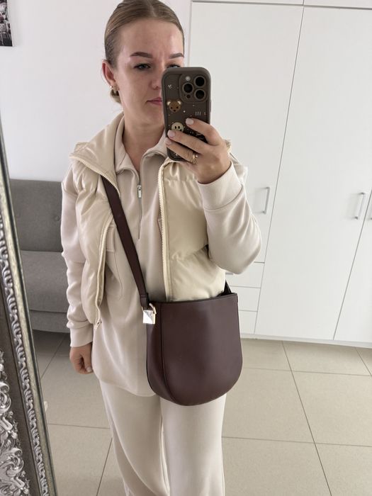 Дуже гарний брендовий костюм молочного кольору