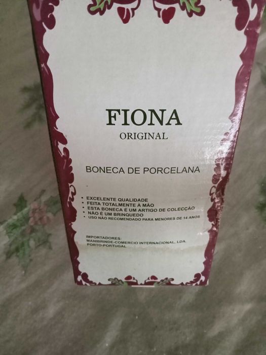 Boneca em porcelana nova