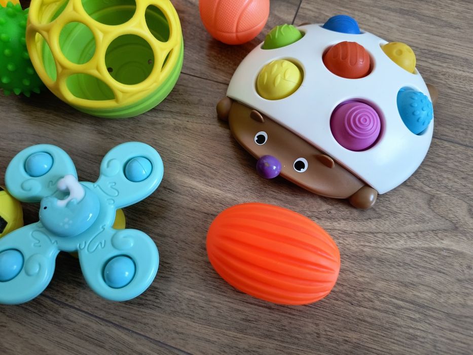 Zestaw zabawek - sensoryczne manualne sportowe - stan BDB