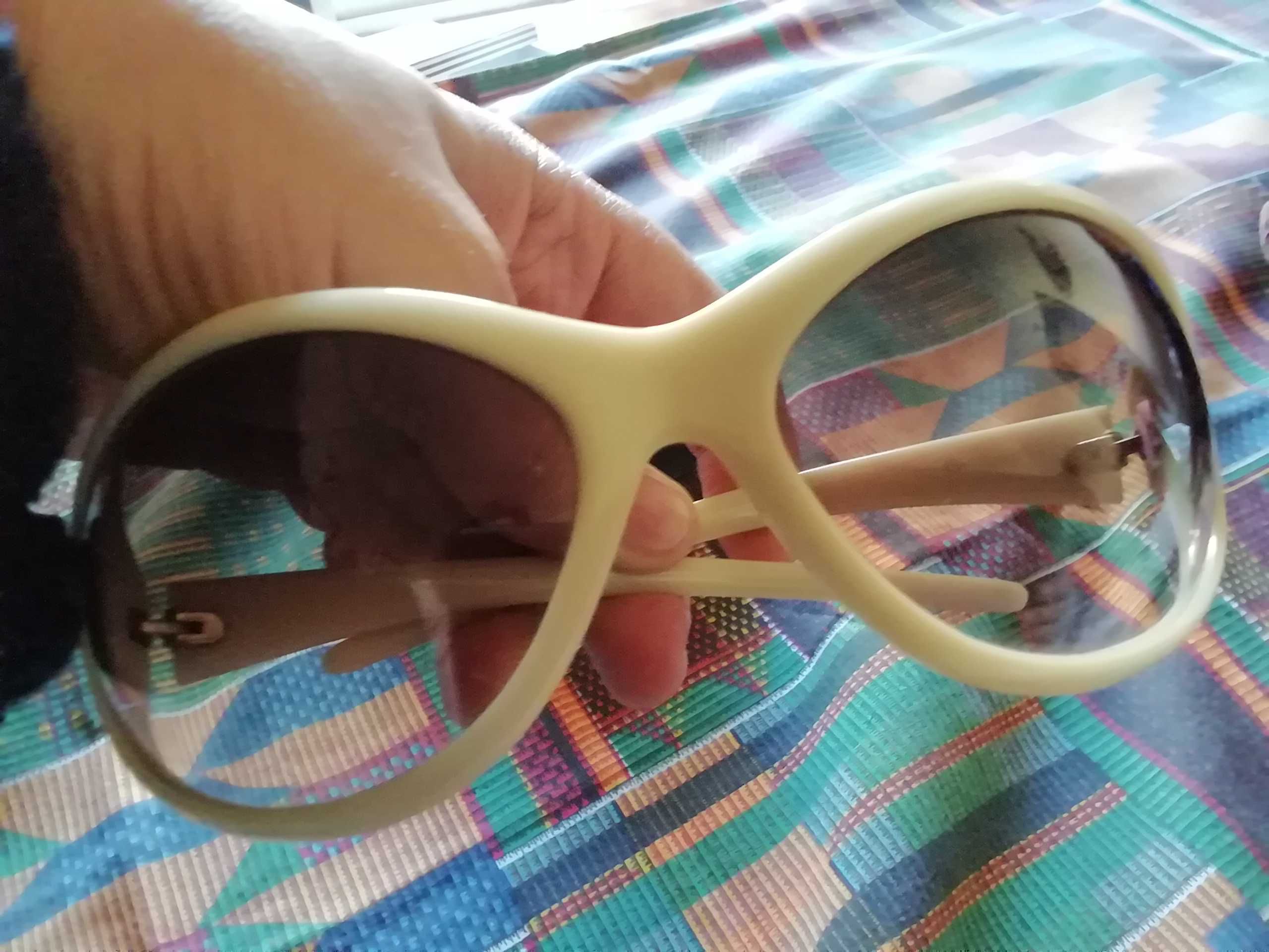 oculos de sol de cor branca