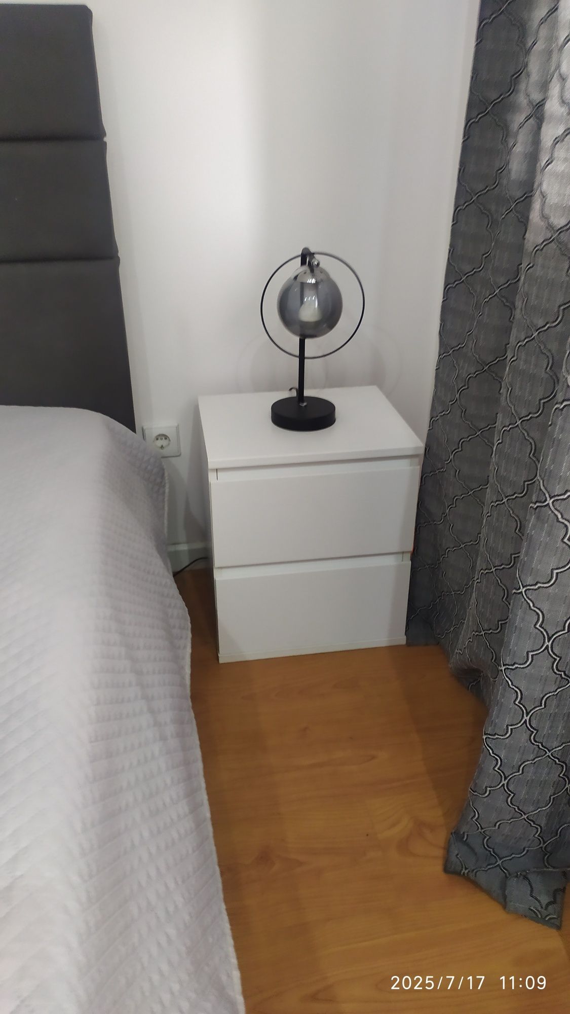 Cama sommier de casal + mesinhas cabeceira e candeeiros