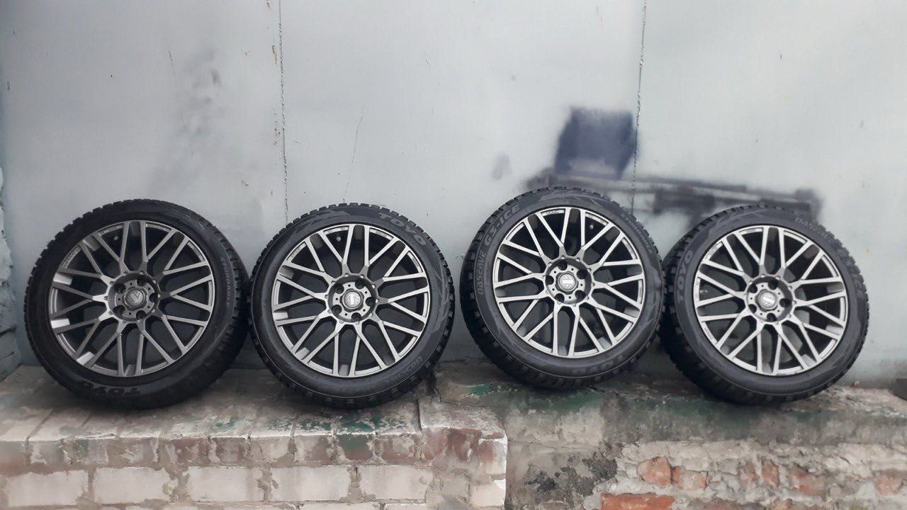 Momo Revenge 8x18/5x114.3 та Toyo observe g3-ice 235/45 r18