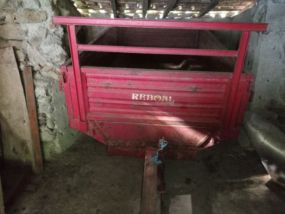 Trator e acessórios em bom estado podem ver sem compromisso