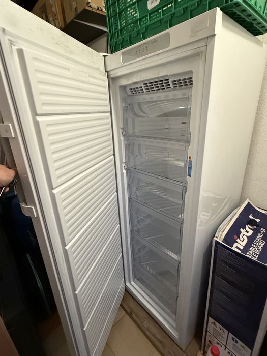 Arca congeladora vertical Indesit  - NO frost - 6 gavetas