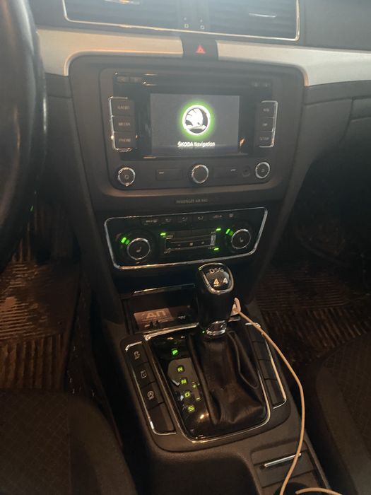 Авто повний привід,сама повна комплектація ,крім шкіри,сервісна книга!