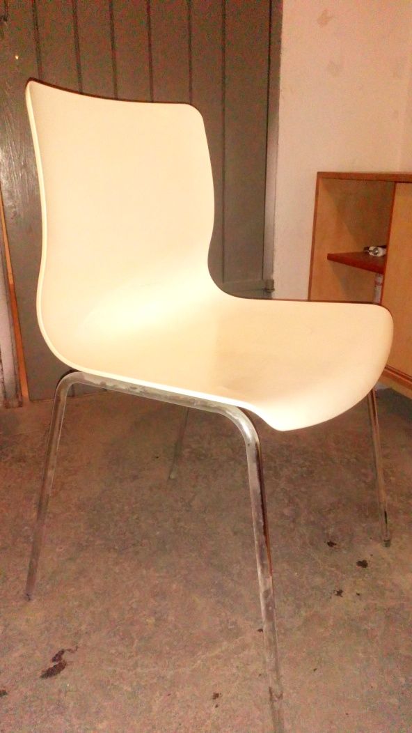 Białe duże  krzeslo
