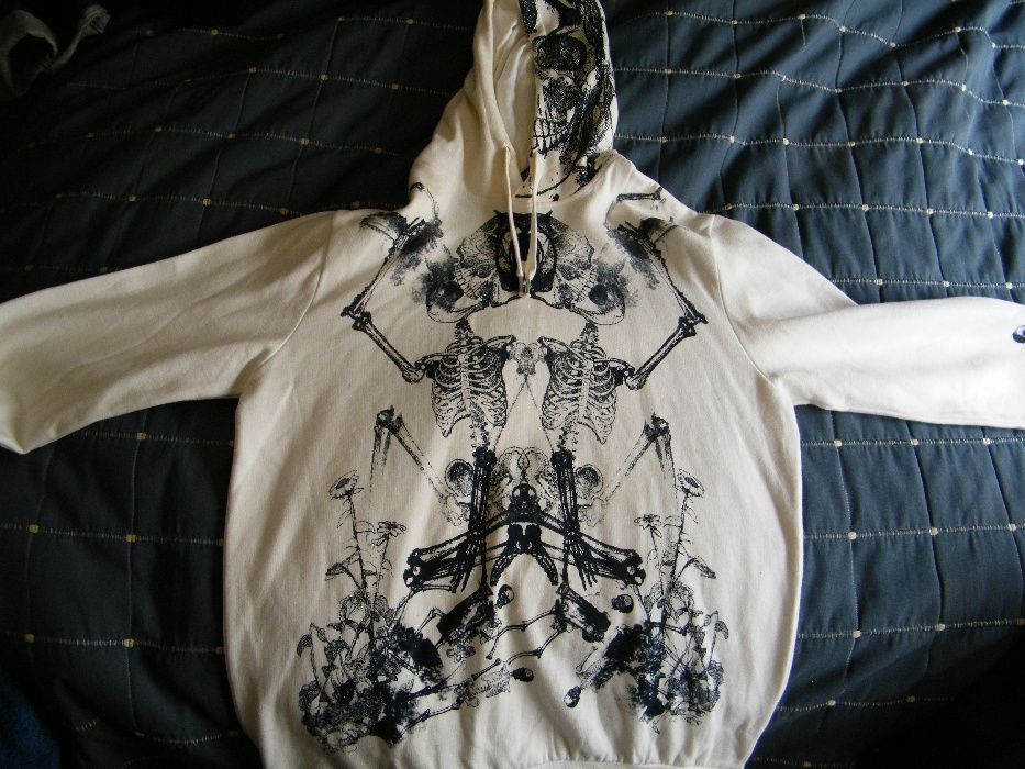 Sweatshirt branca com caveiras/skulls