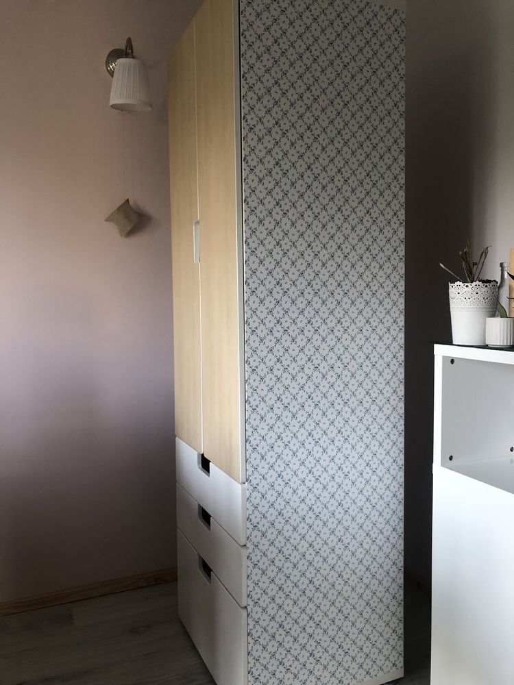 Okleina meblowa samoprzylepna biała w drobne niebieskie kwiatki 300 cm