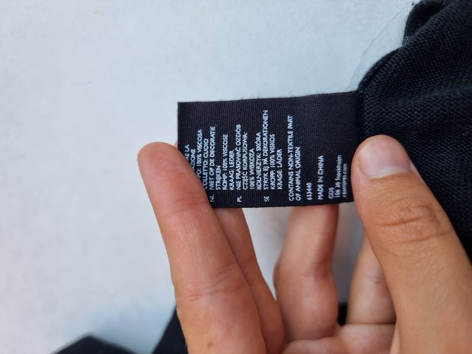 Жіночий світер COS віскозний чорний віскоза з шкіряним комірцем світер