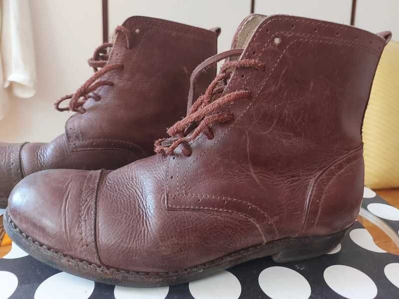 Botas em pele feitas à mão