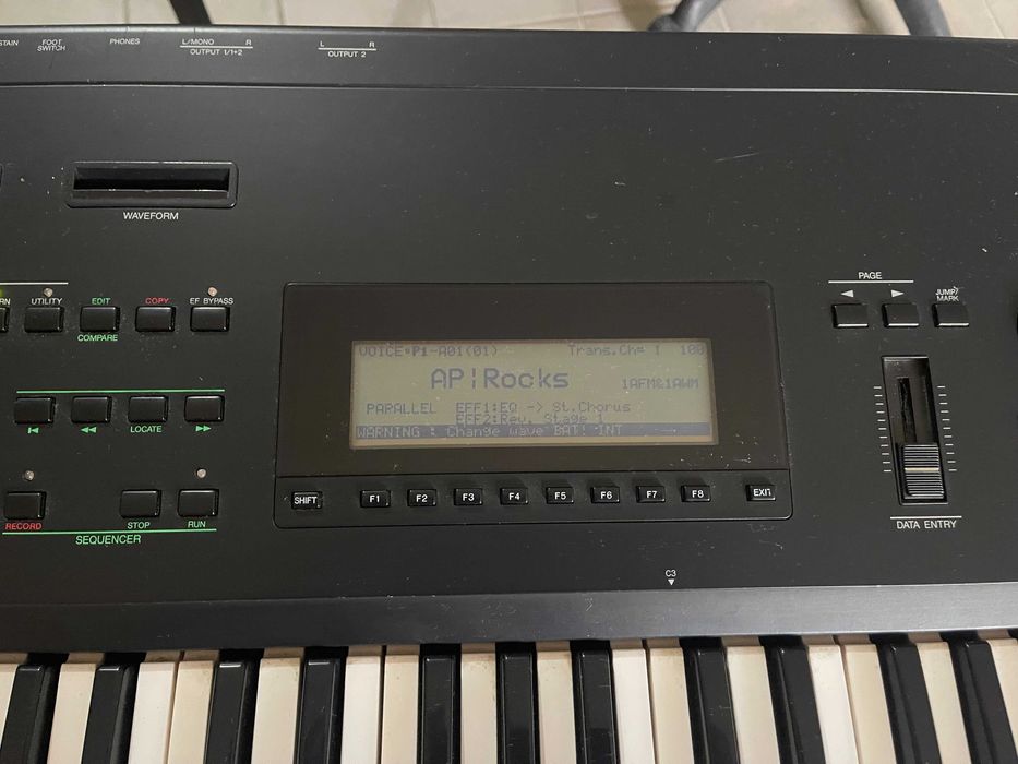 Vendo Sintetizador Yamaha SY99,