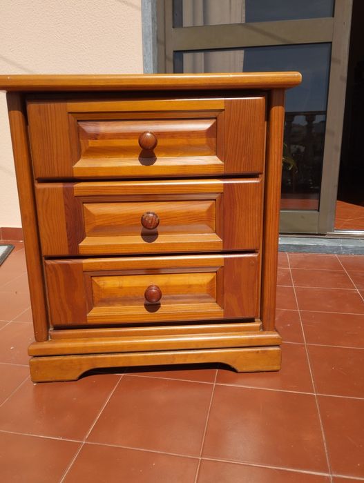 Mesa de Cabeceira de Madeira Maciça