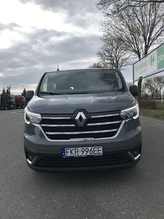 Wynajem busa Renault Trafic 9 osób